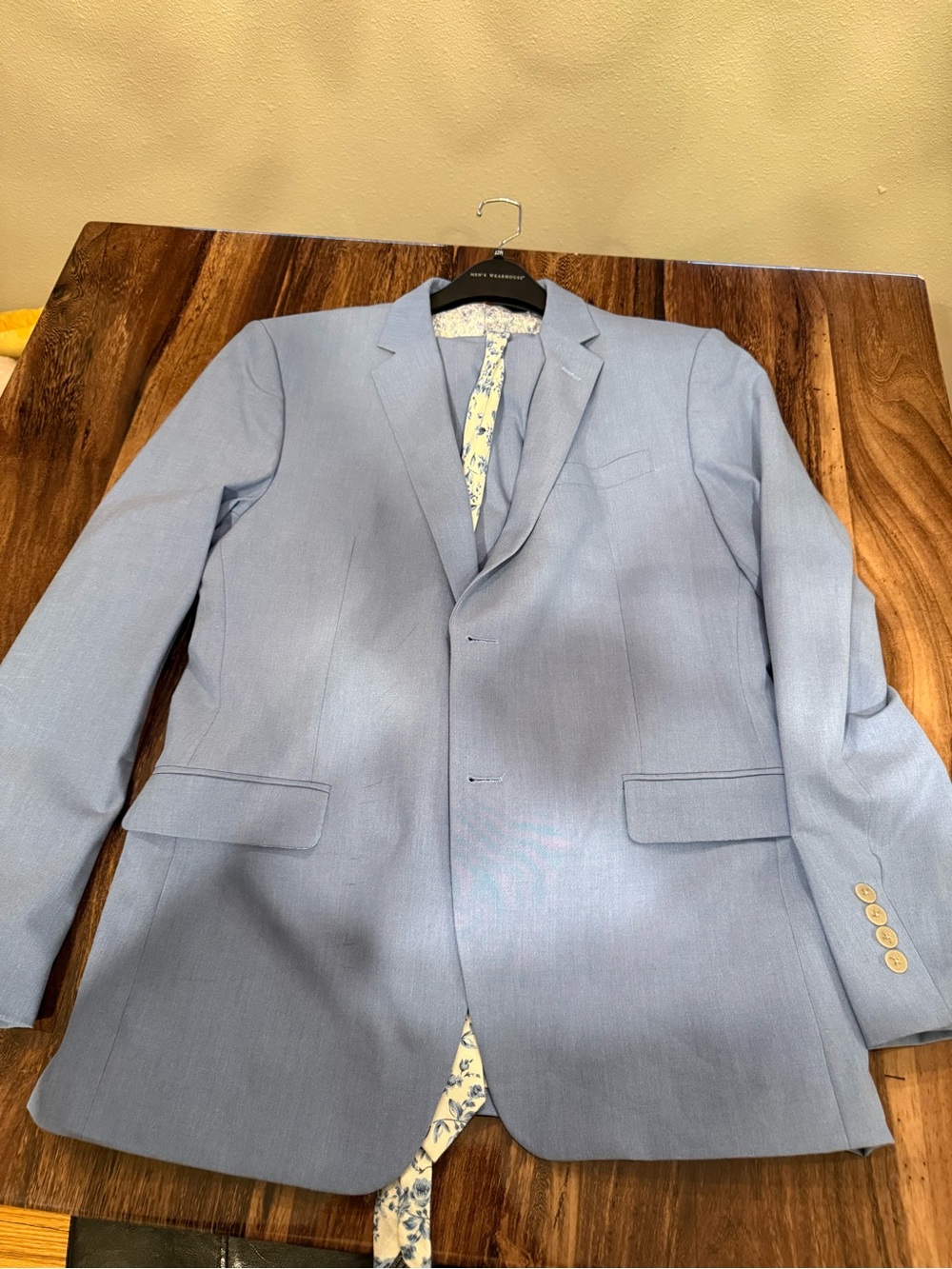 Egara Men's Two Piece Suit, Tie and Dress Shirt. Blazer 42R. Pants 34x32.